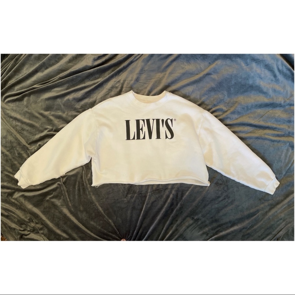 Cropped LEVI sweatshirt 🤍